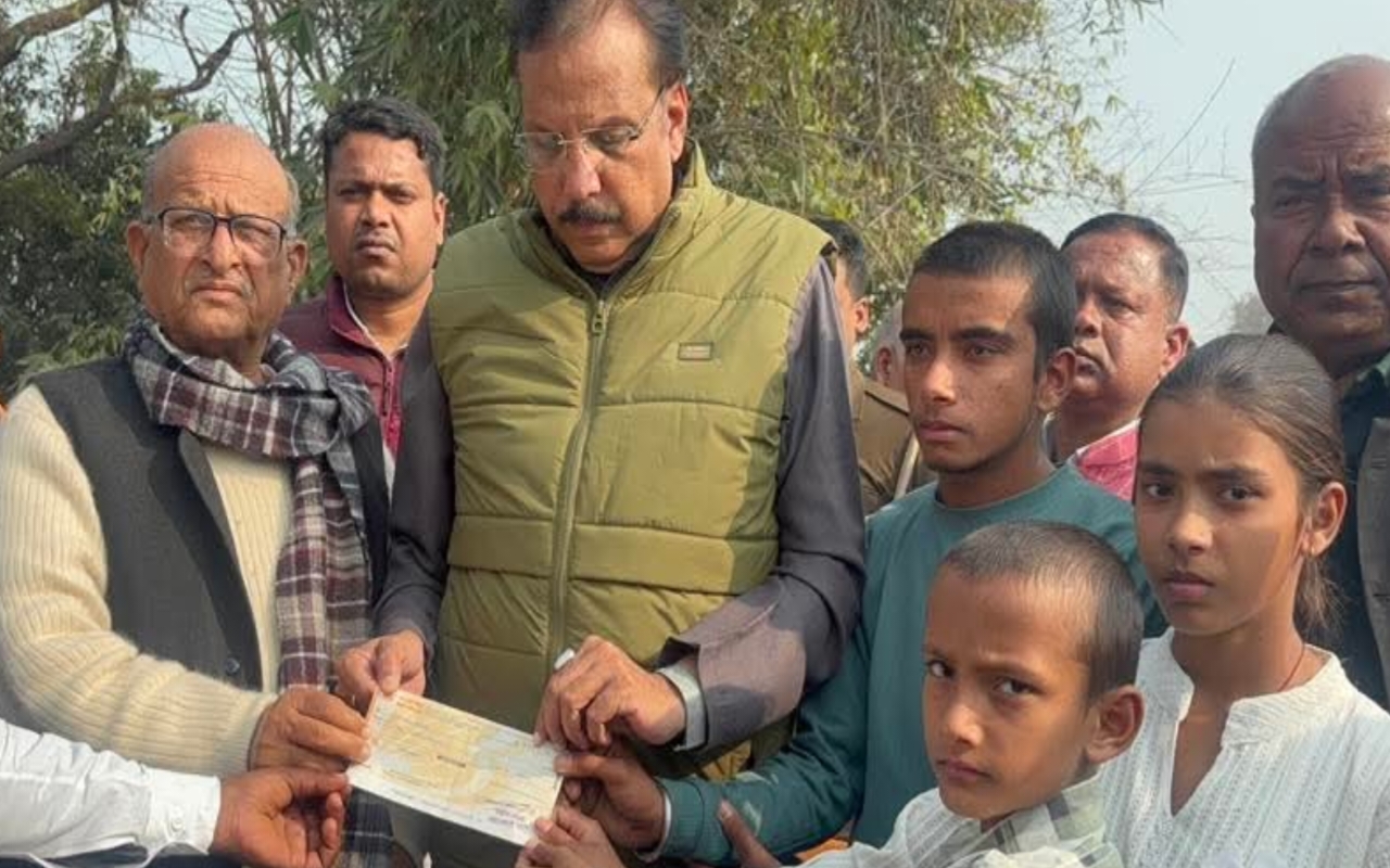 Mau News: पिता की मौत के बाद अनाथ हुए बच्चों को अखिलेश यादव ने दी 1 लाख रुपए की आर्थिक सहायता, राजीव राय ने उठाया पढ़ाई का जिम्मा