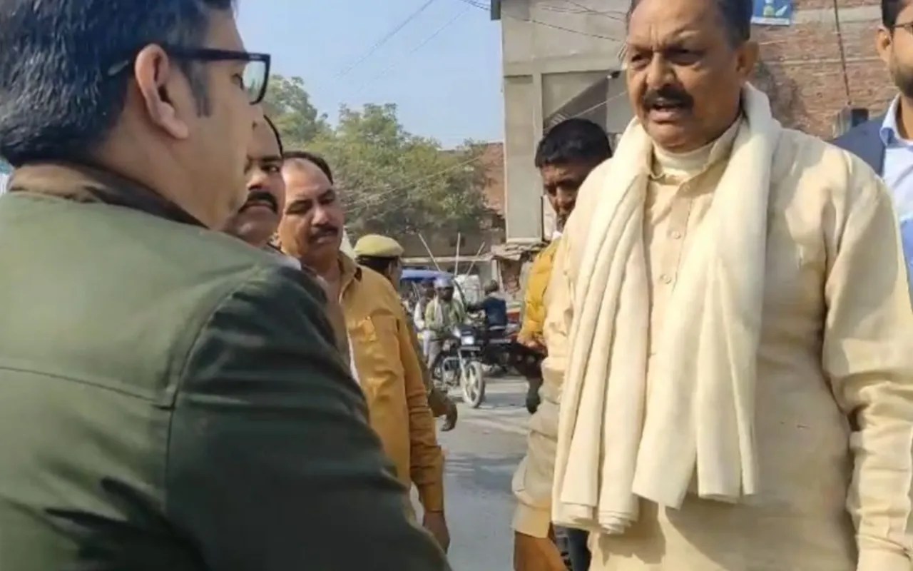 Ghazipur News: दिशा की बैठक में जा रहे सपा सांसद अफजाल अंसारी को पुलिस ने रोका, जम के हुई बहस