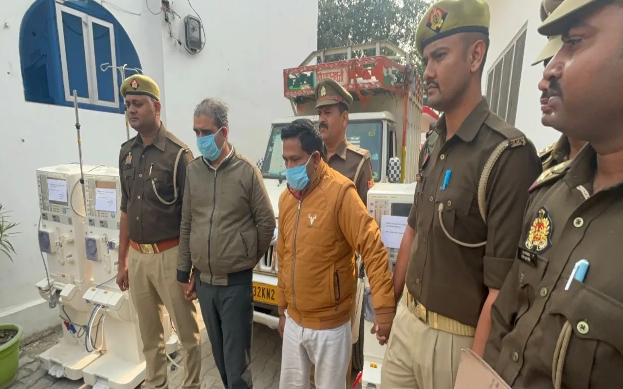 Mau News: अस्पताल में बंधक बनाकर डायलिसिस मशीनों की चोरी में बड़ा खुलासा, डकैती करने वाला डॉक्टर गिरफ्तार