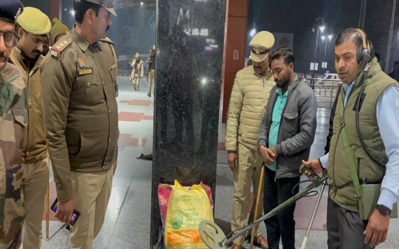 Mau News: गणतंत्र दिवस पर मऊ में सुरक्षा के कड़े इंतजाम, एएसपी अनूप कुमार के नेतृत्व में चला सघन चेकिंग अभियान