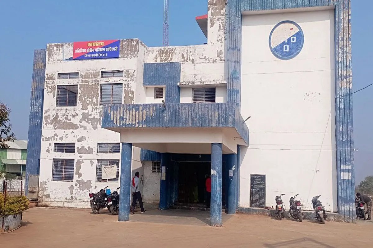 आरटीओ में सेवा ठप: फिटनेस करवाने जबलपुर और सतना जाने मजबूर वाहन चालक