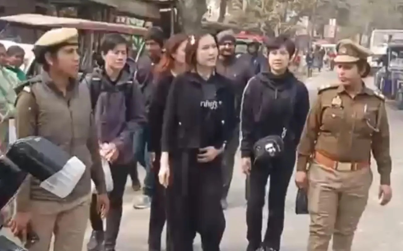 Mau News: भारत दौरे पर निकलीं थाईलैंड की महारानी पहुंचीं घोसी, ठेले से खरीदी केला और मूंगफली, देखने के लिए उमड़ी भीड़