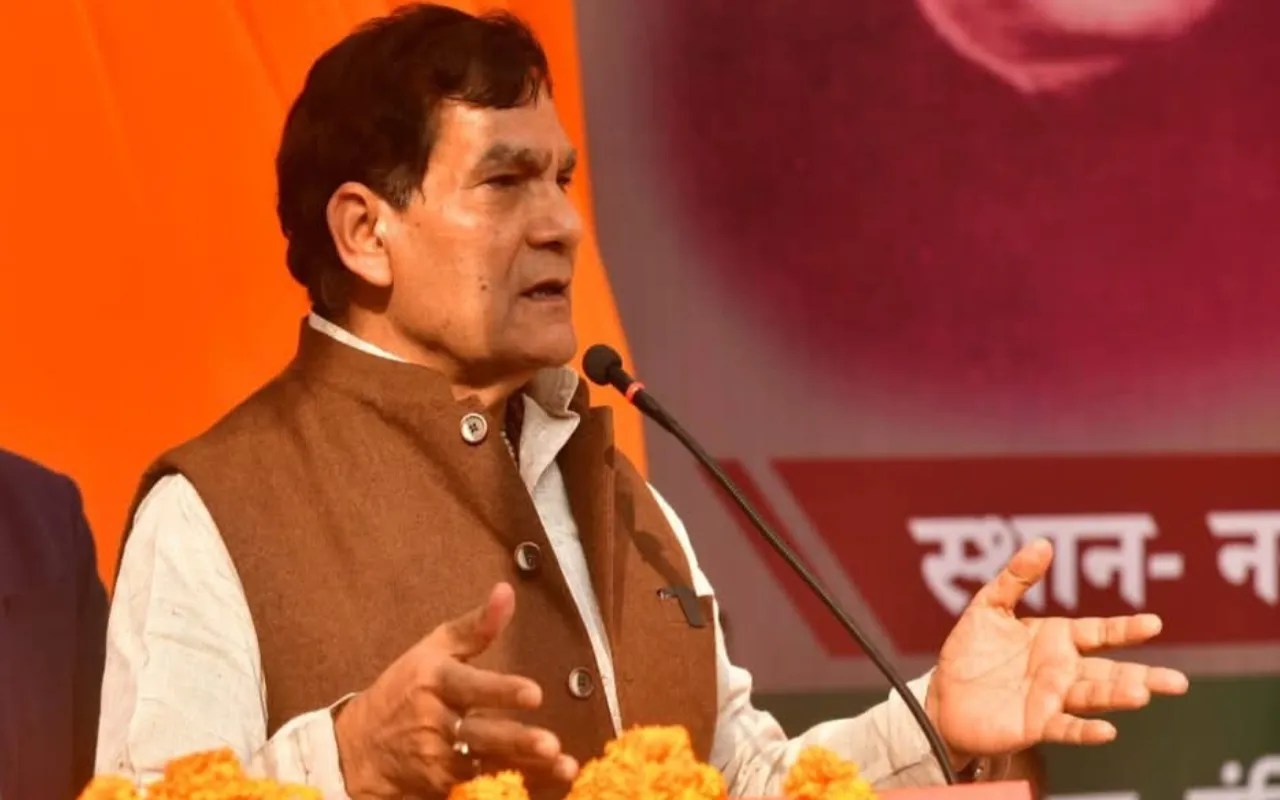 Mau News: यूजीसी विवाद पर बोलने से बचे मंत्री एके शर्मा, बोले टिप्पणी करना उचित नहीं