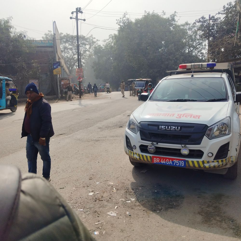 बक्सर में मकर संक्रांति पर विशेष यातायात व्यवस्था:पुलिस ने भीड़ नियंत्रण के लिए जारी किए निर्देश, फोर व्हीलर के लिए वैकल्पिक मार्ग निर्धारित