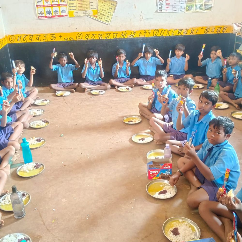 तेंदूभाठा स्कूल में बच्चों को न्योता भोज कराया