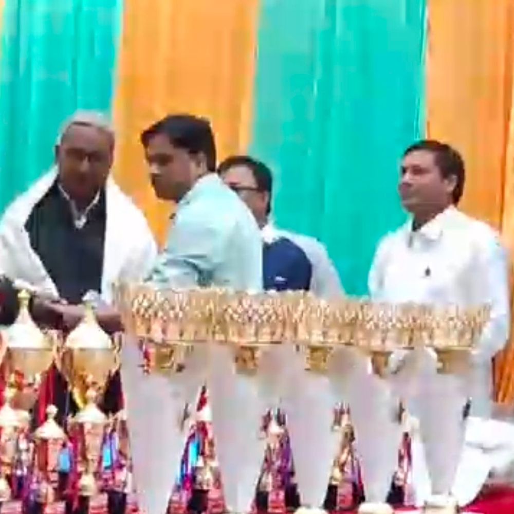 बलिया में बसंत पंचमी पर सरस्वती पूजन:शिक्षण संस्थानों में हुए कार्यक्रम, छात्रों को मिला सम्मान