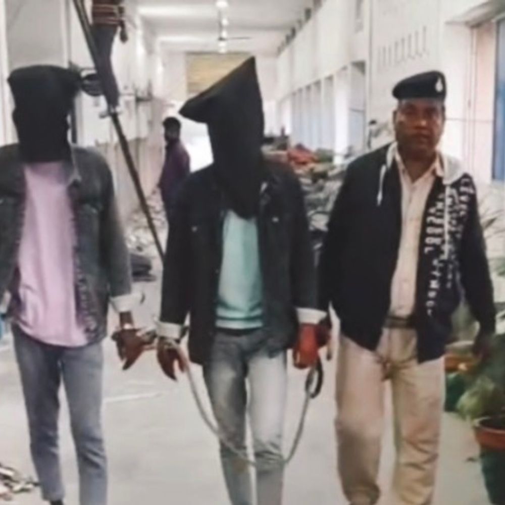 शेखपुरा में अंतरराज्यीय साइबर फ्रॉड गिरोह के 2 सदस्य गिरफ्तार:बहियार में बैठकर कर रहे थे ऑनलाइन ठगी, 11 मोबाइल बरामद