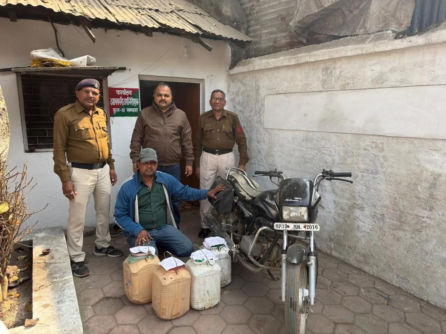 बाइक से शराब परिवहन करते हुए युवक गिरफ्तार, 60 लीटर शराब जब्त