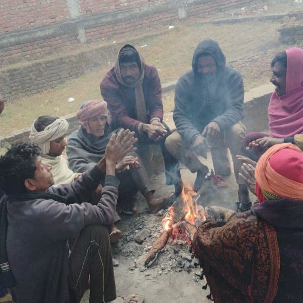 चेवाड़ा में ठंड से राहत को अलाव की व्यवस्था:कक्षा 8 तक के विद्यालय 10 जनवरी तक बंद
