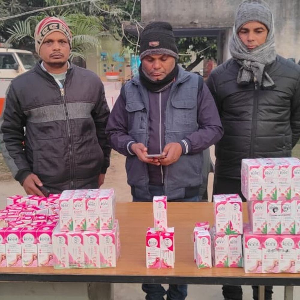 गोगरी में ‘विट’ के नाम पर नकली क्रीम की बिक्री:तीन दुकानों पर छापेमारी, भारी मात्रा में माल जब्त, दुकानदारों पर FIR की तैयारी