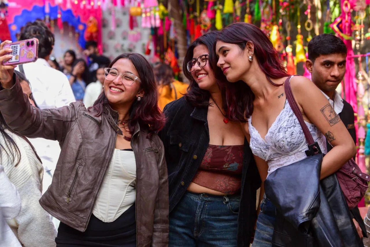 जेएलएफ का पहला दिन, देखें तस्वीरें