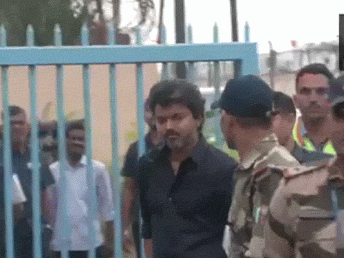 CBI हेडकॉर्टर पहुंचे एक्टर विजय थलापति:करूर भगदड़ केस में पूछताछ, TVK रैली में 41 लोगों की मौत हुई थी; चेन्नई से चार्टर्ड फ्लाइट से दिल्ली आए