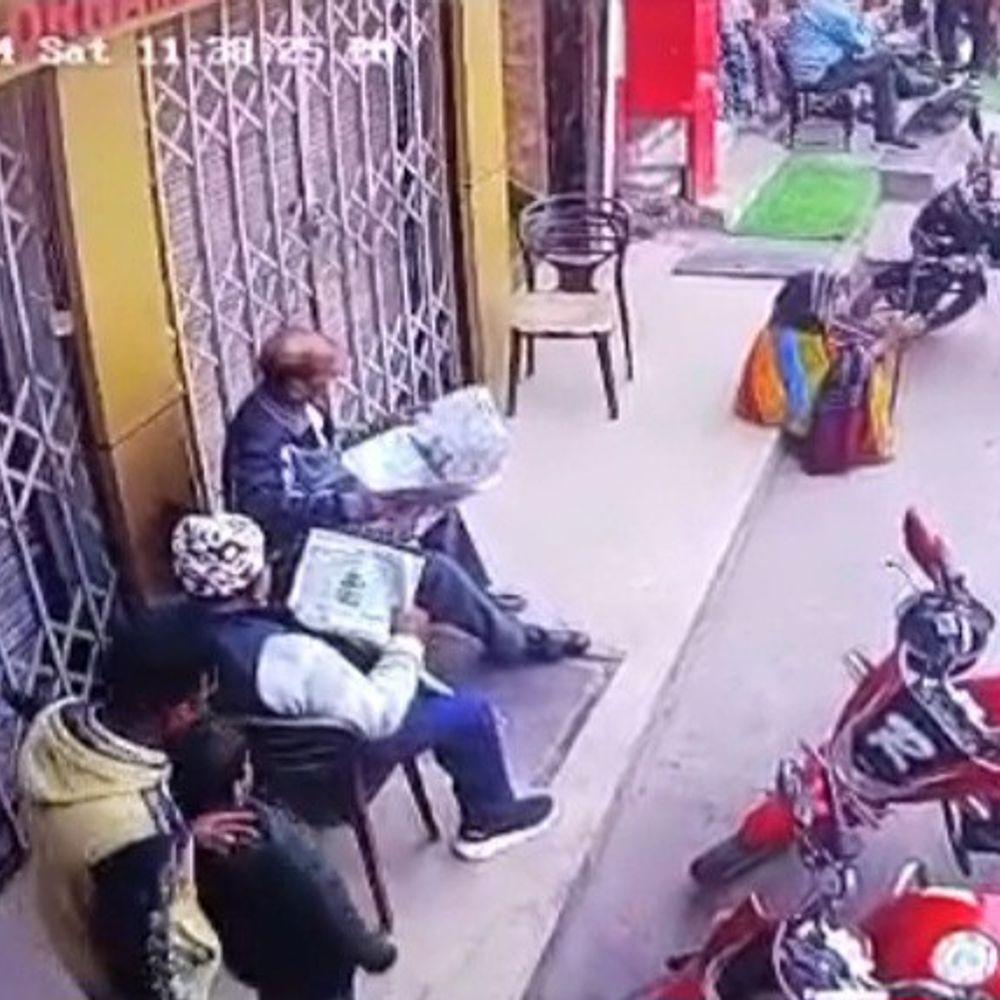 गया टावर चौक पर दिनदहाड़े 1.30 लाख की चोरी:बैग काटकर तीन बदमाशों ने निकाले पैसे, CCTV में कैद हुए शातिर