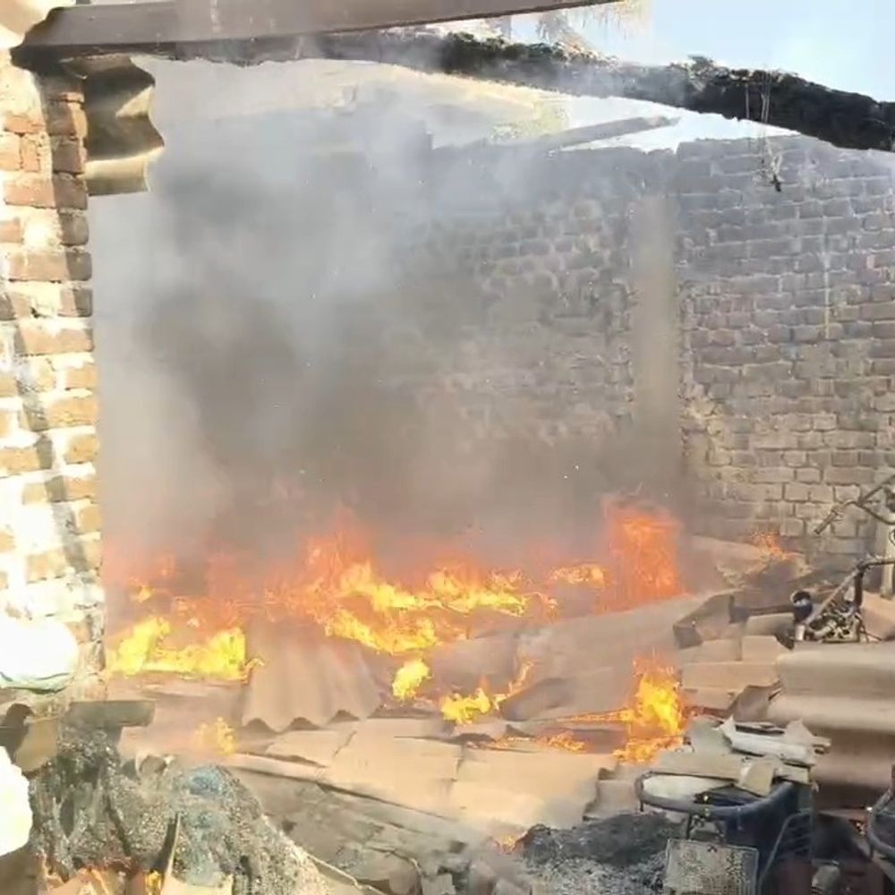 हजारीबाग में किराए के मकन में लगी आग:बंगाल के 8 व्यापारियों का 8-10 लाख का माल खाक, शॉर्ट सर्किट से घटना की आशंका