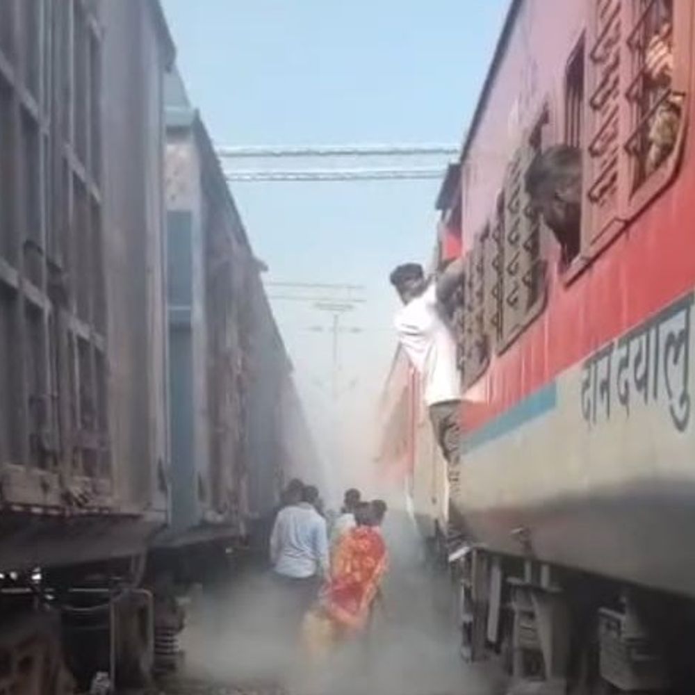 कौशांबी में ट्रेन से निकला धुआं, यात्री कूदे:लोको पायलट ने रोकी मूरी एक्सप्रेस, 45 मिनट बाद रवाना हुई