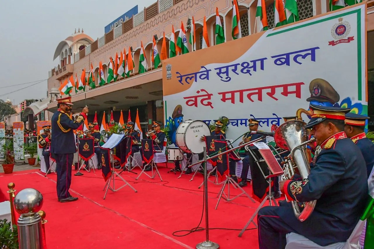 रेलवे सुरक्षा बल के बैंड ने बांधा समा, देखें तस्वीरें