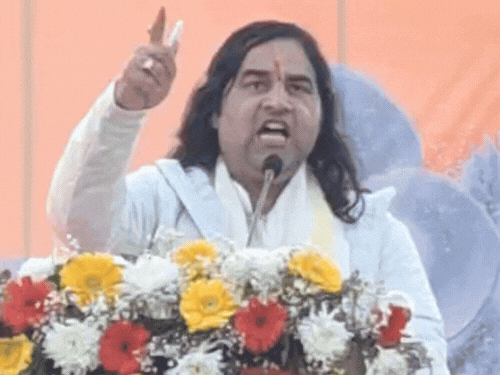 देवकी नंदन ठाकुर-संतों के साथ मारपीट ठीक नहीं:आगरा में हिंदू सम्मेलन में कथावाचक ने कहा-मथुरा-काशी हमें दे दो, हम तुम्हें दही-बूरा खिलाएंगे