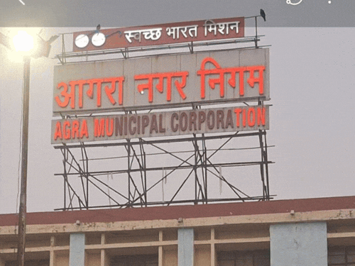 हाउस टैक्स जमा न करने पर 21 दुकानें सील:आगरा के संजय प्लेस में नगर निगम की बड़ी कार्रवाई, 30 रुपये का बकाया था