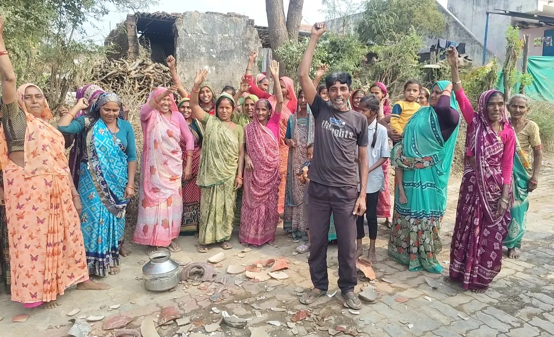 आणंद : मीठा पानी उपलब्ध नहीं, महिलाओं ने मटके फोड़ किया प्रदर्शन