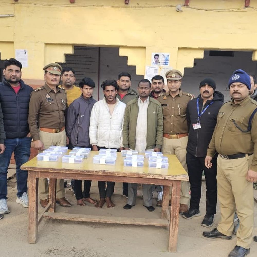 आगरा कैंट स्टेशन से तीन मोबाइल चोर गिरफ्तार:पुलिस ने 15 मोबाइल किए बरामद, प्लेटफार्म और ट्रेनों में करते हाथ साफ