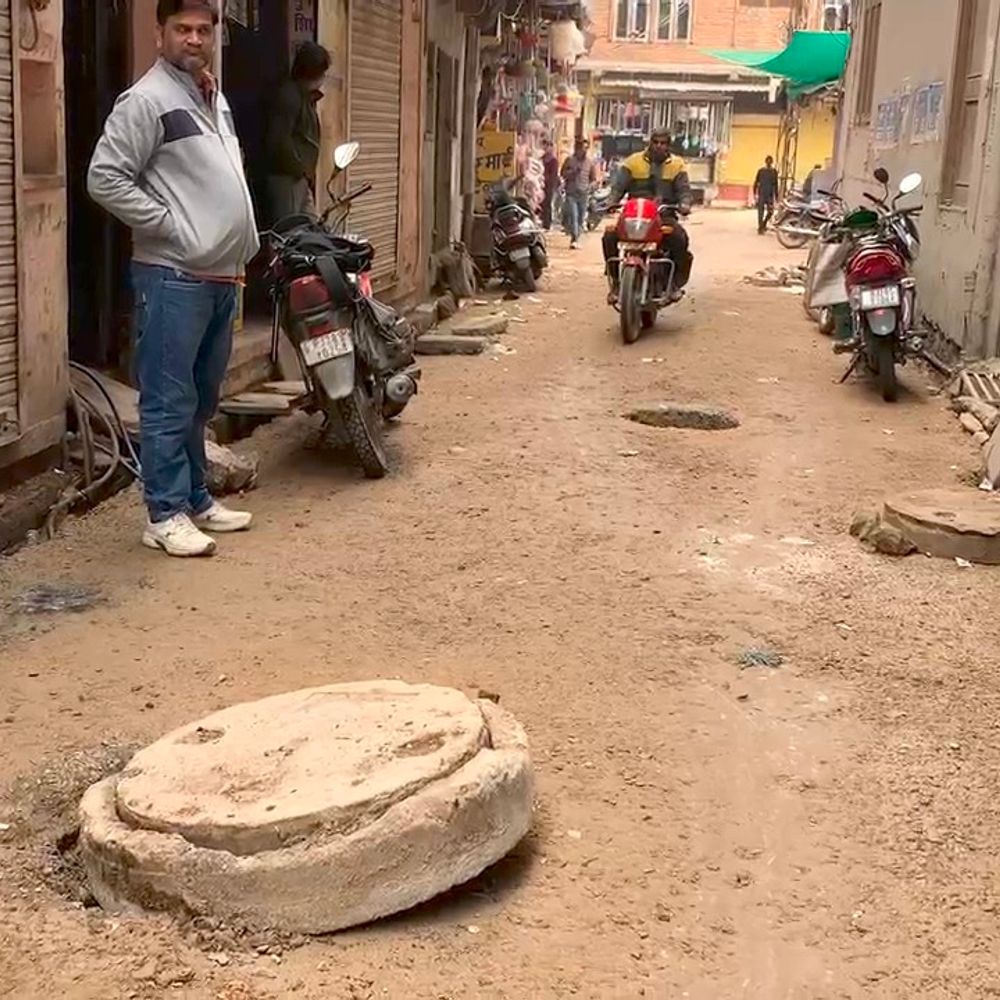 बारां में 15 दिन से सड़क निर्माण अधूरा:खुले सीवरेज चैंबर से हादसों का खतरा, लोग परेशान