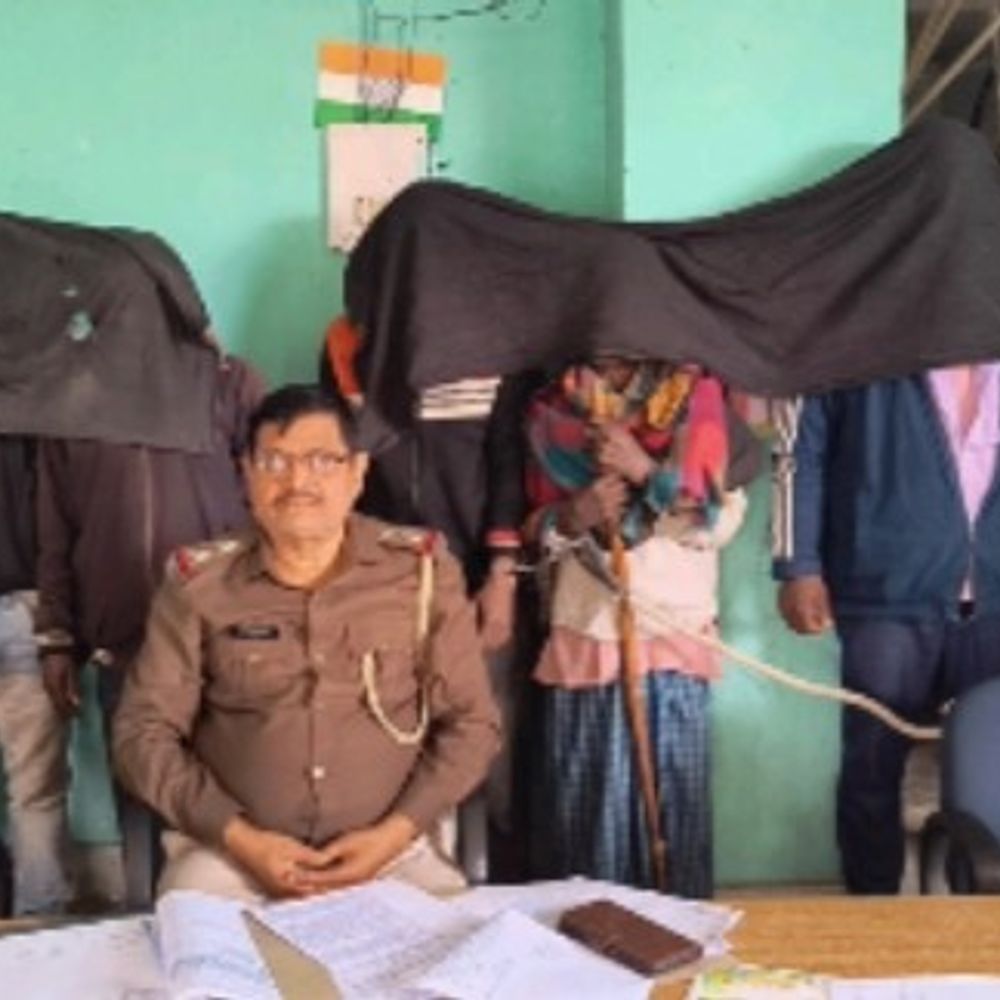 कोंच पुलिस ने छह वारंटियों को किया गिरफ्तार:लंबे समय से फरार चल रहे थे, सभी को कोर्ट में पेशी के बाद जेल भेजा गया