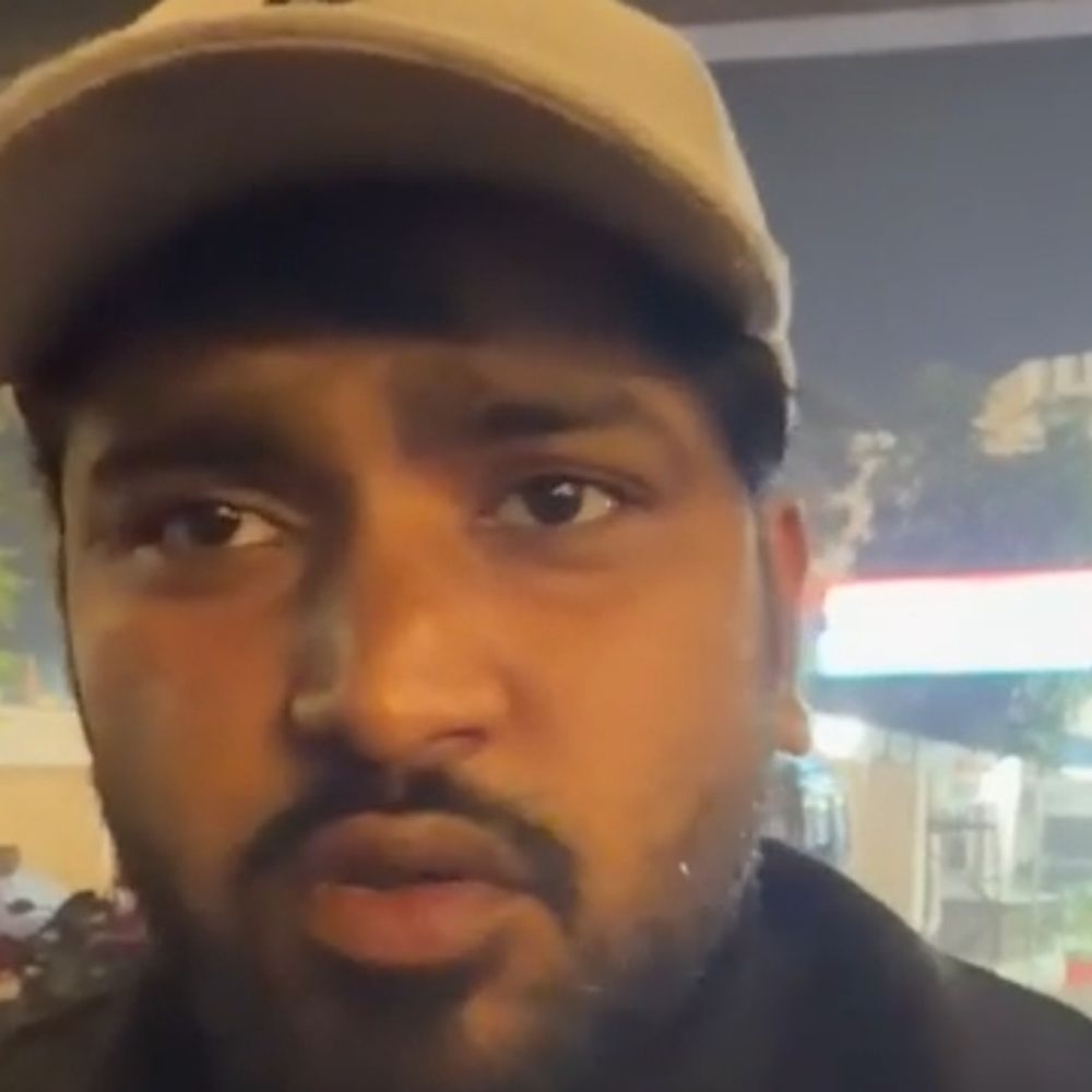 पानी की बोतल न बदलने पर दुकानदार को पीटा, VIDEO:सिविल लाइन में दो युवकों ने की पिटाई, एक गिरफ्तार; दूसरा फरार