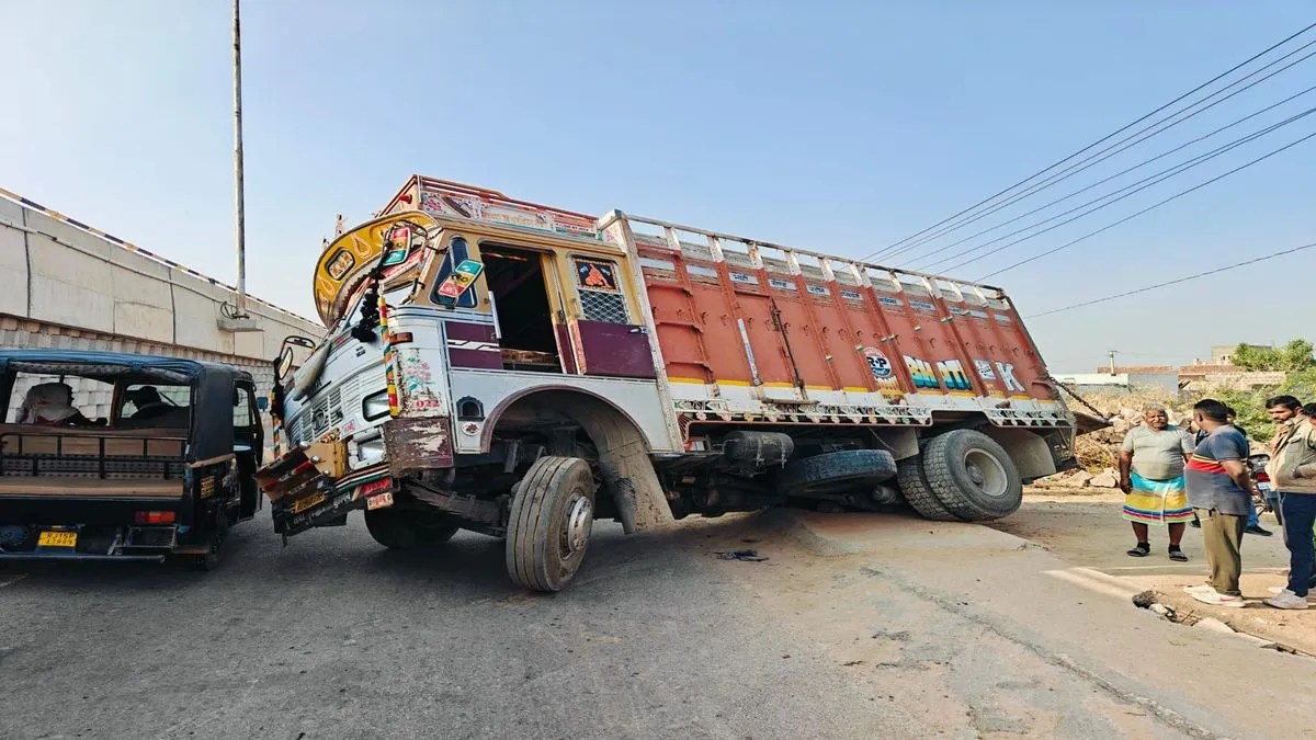 रामदेवरा: नाले के भीतर धंसा ट्रक, हादसा टला.. एक घंटे बाधित रहा यातायात
