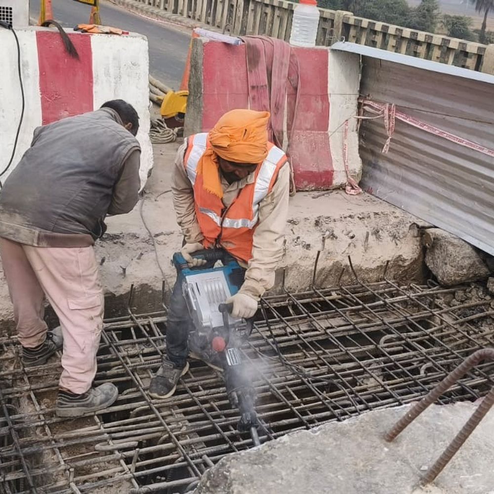 ओवरलोड से क्षतिग्रस्त हुआ एनएच 80 का हरूहर नदी पर बना पुल