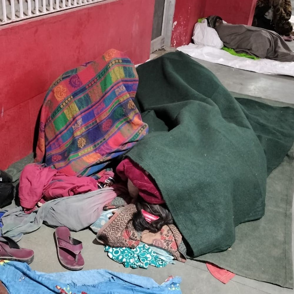 21 दिनों से रोज अलाव पर 45 हजार रुपए खर्च, कच्ची लकड़ी डाल छोड़ा