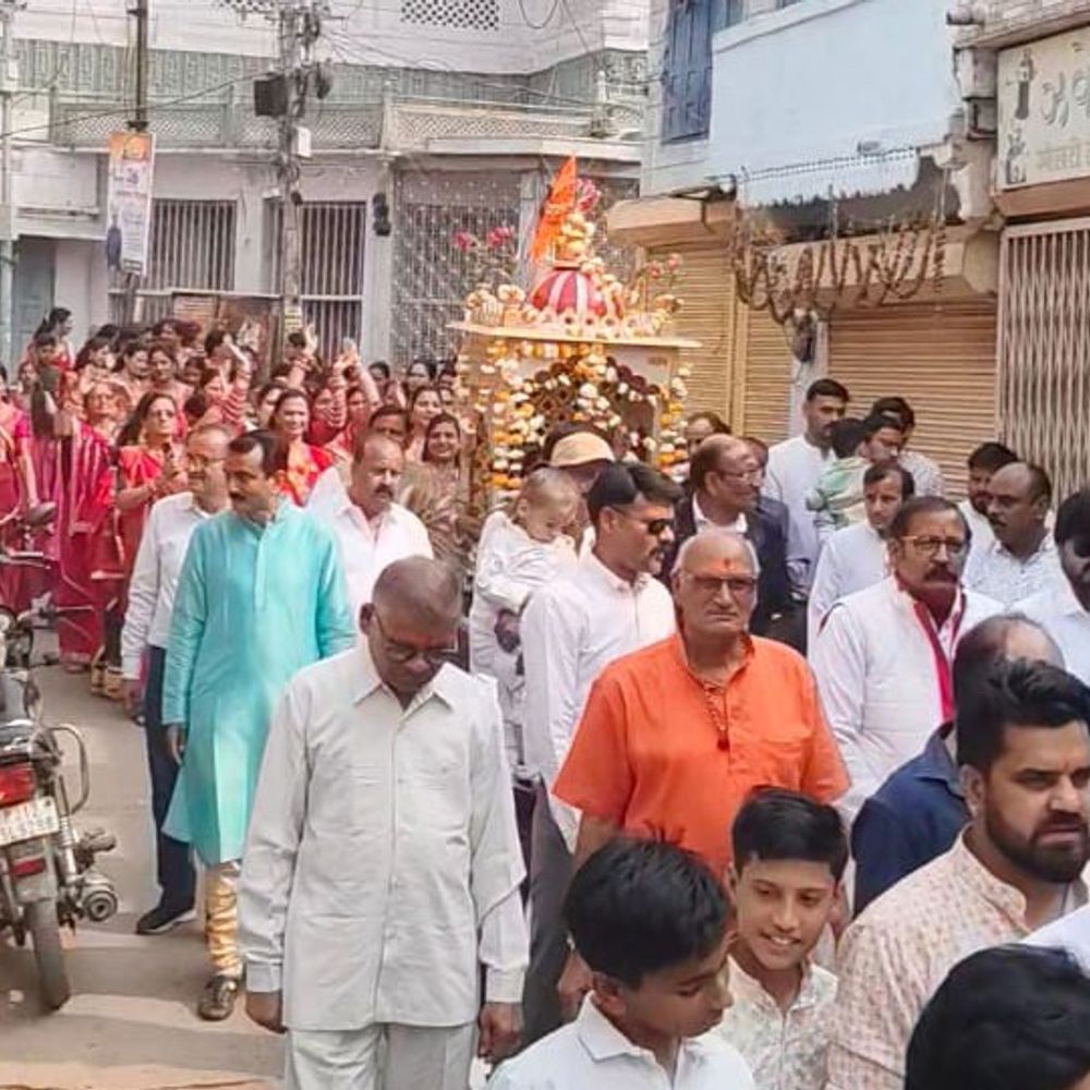 डूंगरपुर में श्रीराधा कृष्ण मंदिर का 19वां पाठोत्सव मनाया:घोड़े पर बच्चों संग निकाली शोभायात्रा, मंदिर पर ध्वजा बदली