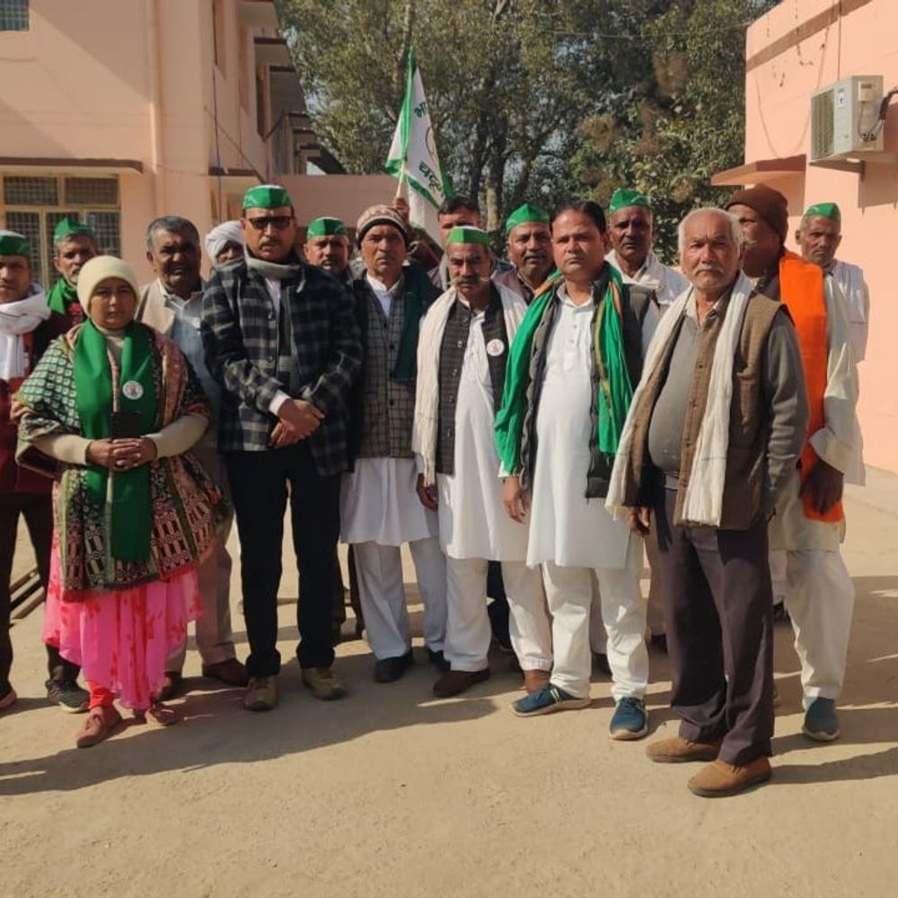 मथुरा में किसान यूनियन ने एसपी को ज्ञापन सौंपा:झूठे मुकदमे में युवक का नाम फंसाने की कही बात