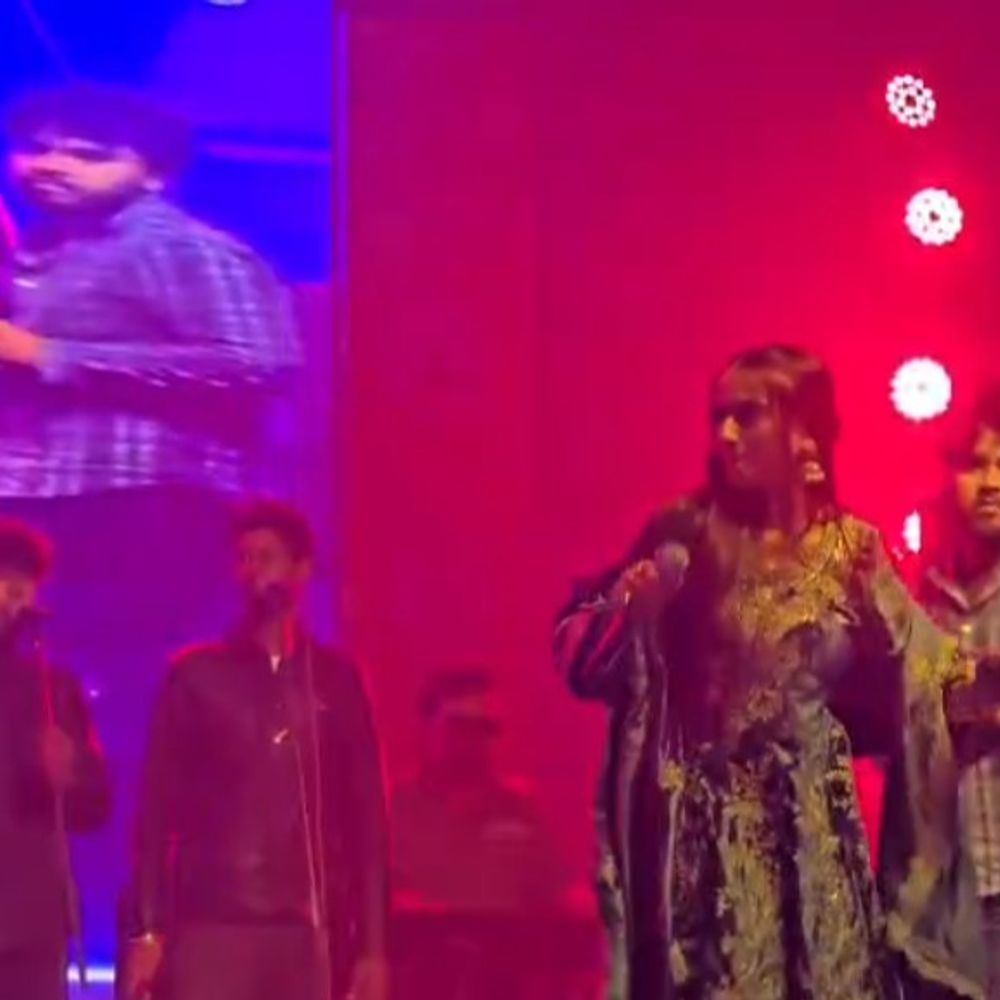 एटा महोत्सव में रुचिका जहांगीर के कार्यक्रम में कुर्सियां तोड़ीं:पुलिस हुड़दंगियों की तलाश में जुटी, जांच जारी