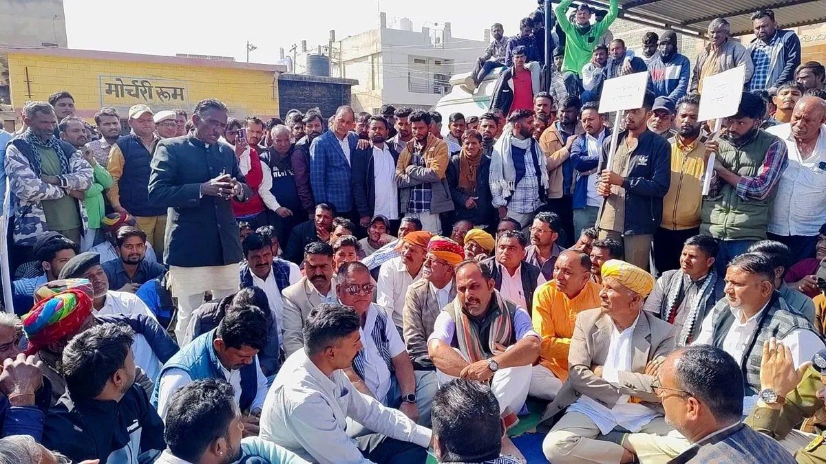 आश्वासन के बाद धरना समाप्त, पोस्टमार्टम के बाद शव परिजनों को सौंपा