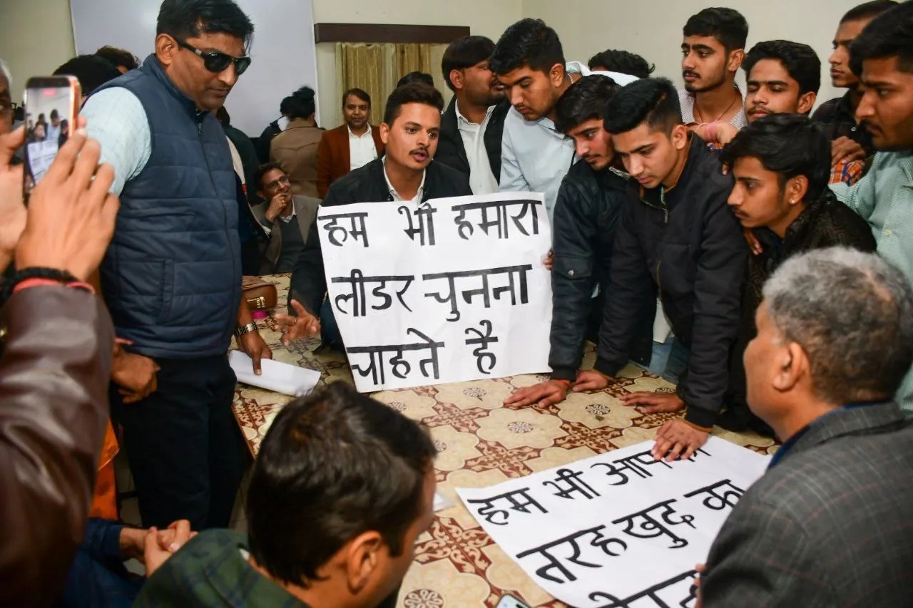 यूनिवर्सिटी में शिक्षक संघ चुनावों का हुआ विरोध, देखें तस्वीरें