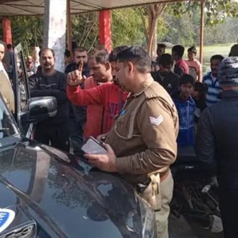 सोनभद्र में महिला से घर में छेड़खानी:पुलिस ने दो आरोपियों को हिरासत में लिया, मेडिकल जांच के लिए भेजा