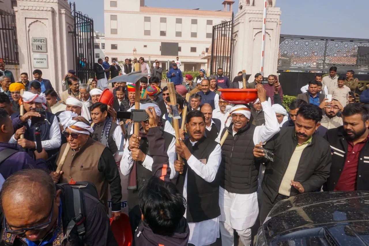 हंगामे से शुरू हुआ विधानसभा का बजट सत्र, देखें तस्वीरें