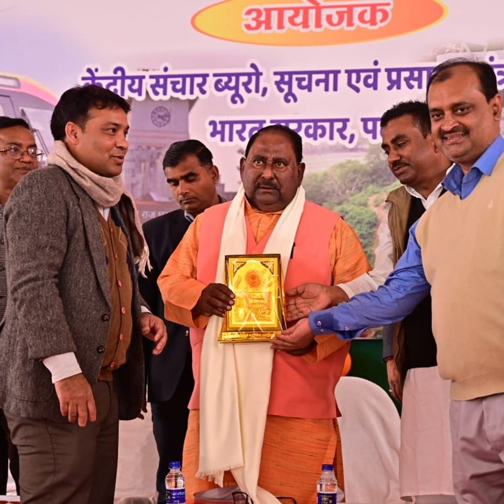 बेतिया में मतदाता दिवस, मन की बात का प्रसारण:कार्यक्रम में शामिल हुए सांसद, आपदा प्रबंधन मंत्री ने किया प्रदर्शनी का अवलोकन