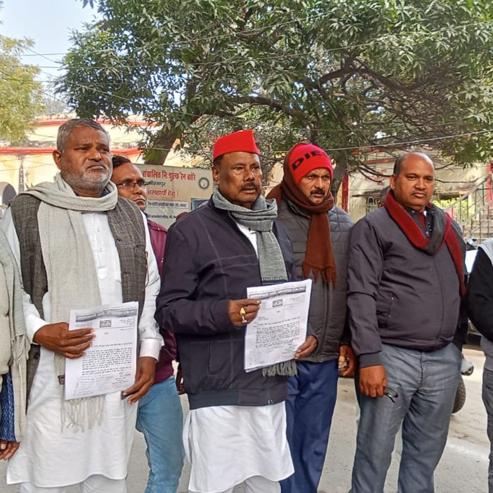 तेंदुआ खुर्द में आदिवासियों को उजाड़ने का आरोप:सपा ने प्रशासन को सौंपा पत्रक, मुकदमे वापस लेने की मांग