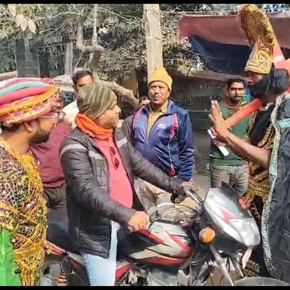 कटिहार में नुक्कड़ नाटक से ट्रैफिक नियमों का संदेश:सड़क सुरक्षा माह के तहत आयोजन, लोगों से नियम का पालन करने की अपील