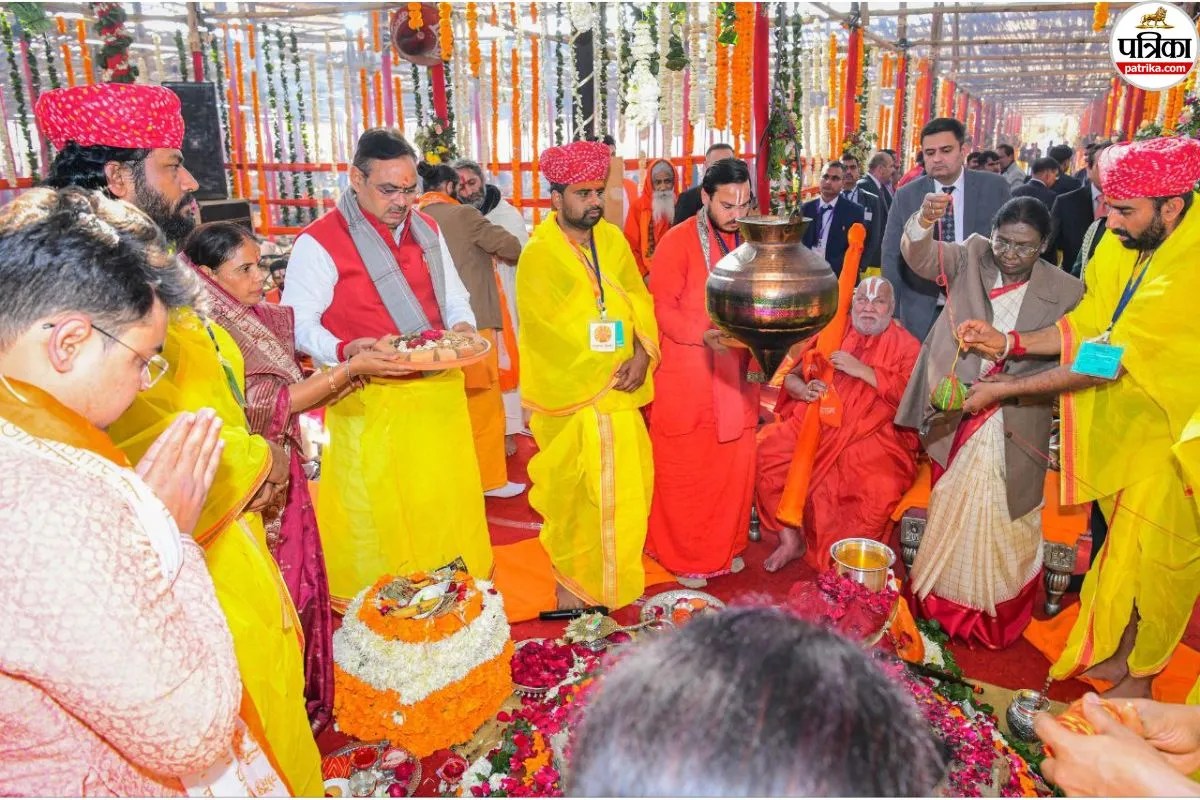 राष्ट्रपति मुर्मु से रामभद्राचार्य ने यज्ञ में दिलवाई आहुति, ‘संसार में हनुमान जैसा वैराग्यवान कोई नहीं, देश की उन्नति के लिए करूंगा तपस्या’