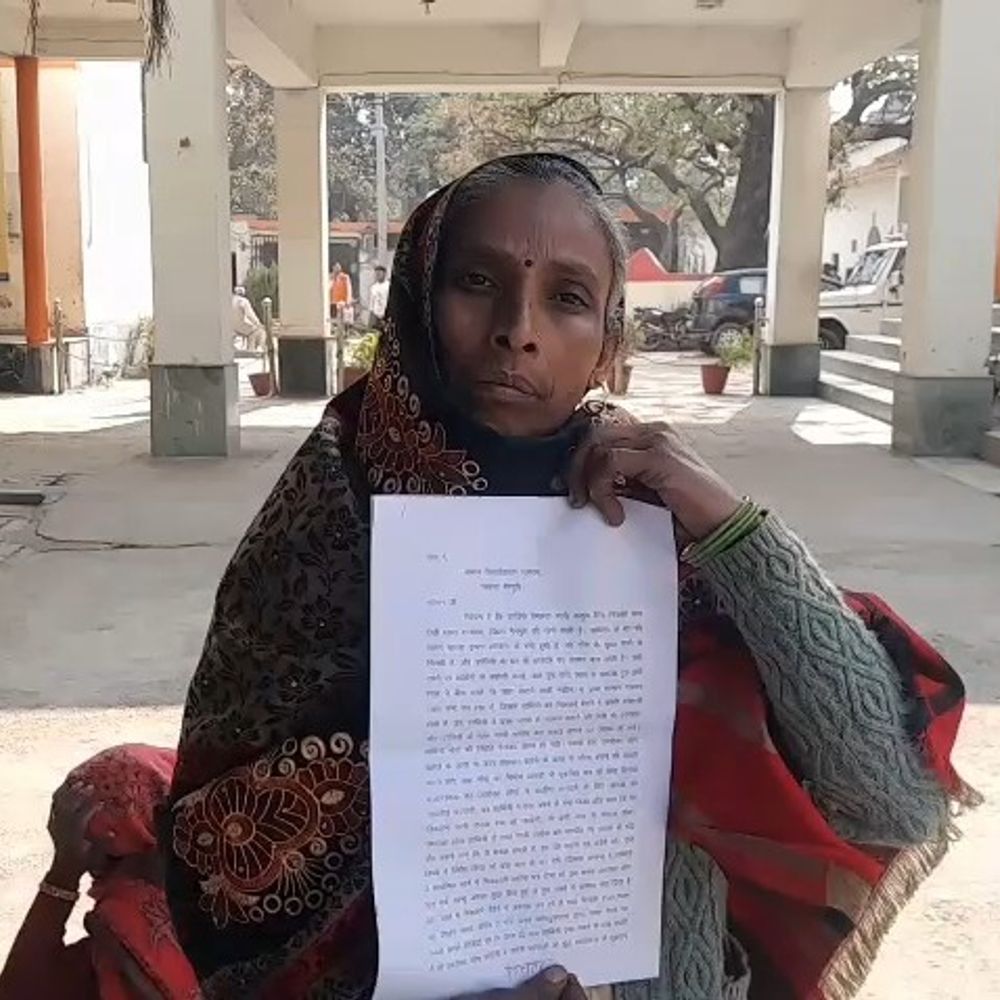 मैनपुरी में महिला के घर का रास्ता बंद:दबंगों ने एकमात्र मार्ग घेरा, झूठे केस में फंसाने की धमकी दी