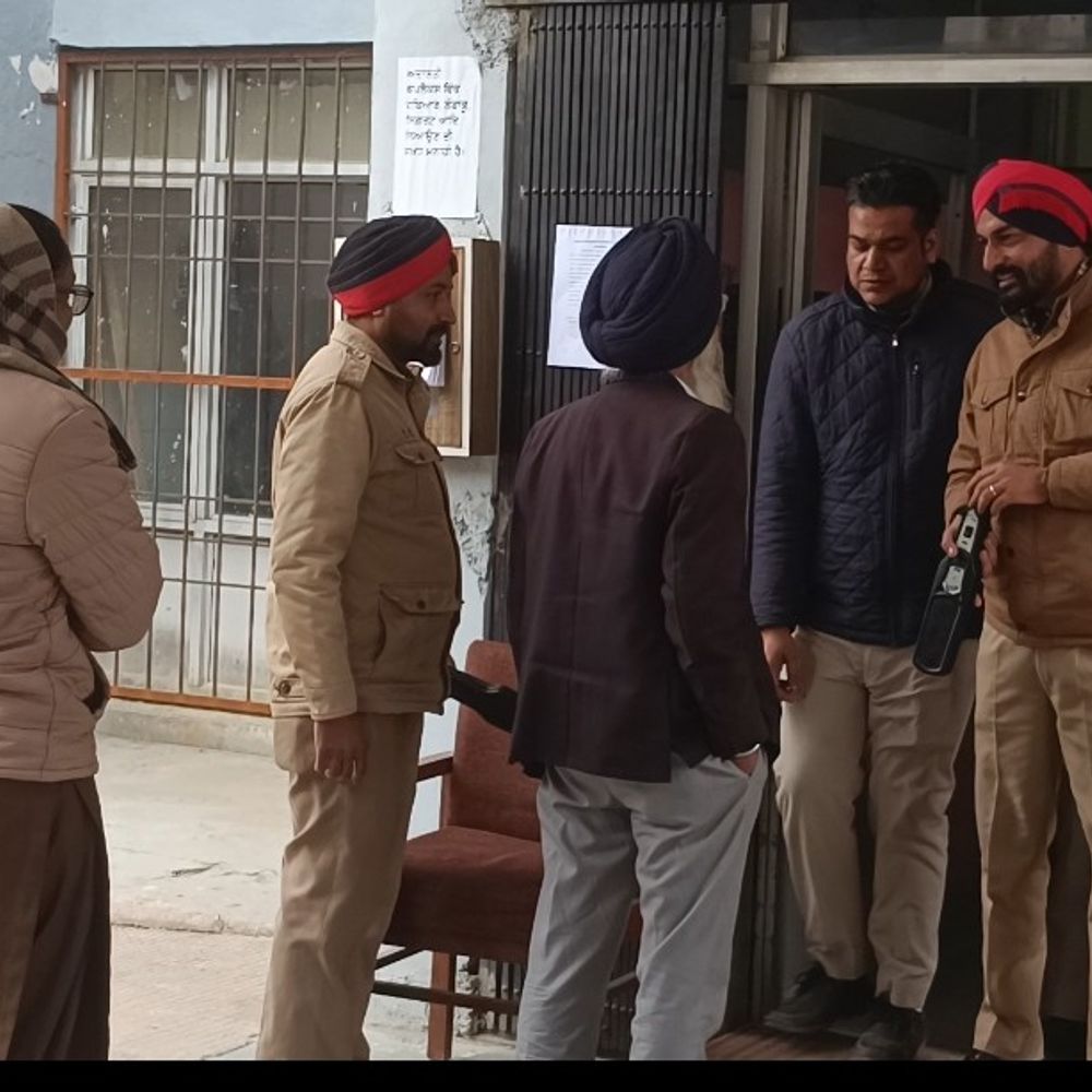 मानसा कोर्ट को बम से उड़ाने की धमकी:भारी संख्या में पहुंचा पुलिस बल, परिसर खाली कराकर चप्पे चप्पे की तलाश