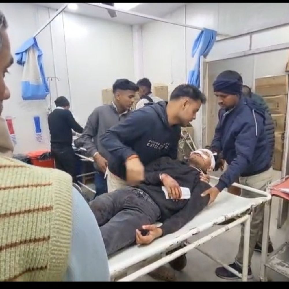 जहानाबाद में दो अलग-अलग सड़क हादसे:ऑटो की टक्कर और गड्ढे में गिरने से दो लोग घायल, एक पीएमसीएच रेफर