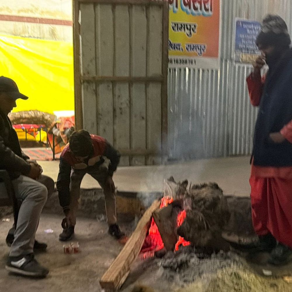 रामपुर में ठंड बढ़ी, सार्वजनिक स्थानों पर अलाव नहीं जले:रोडवेज बस स्टैंड पर मिला अलाव, रेलवे स्टेशन पर लोग ठिठुरे