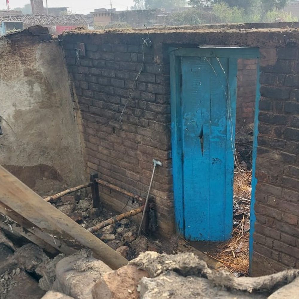 जालौन में जिंदा जलकर बुजुर्ग की मौत:घर में लगी आग की लपटों में घिरे, पैरालिसिस के चलते भाग नहीं सके