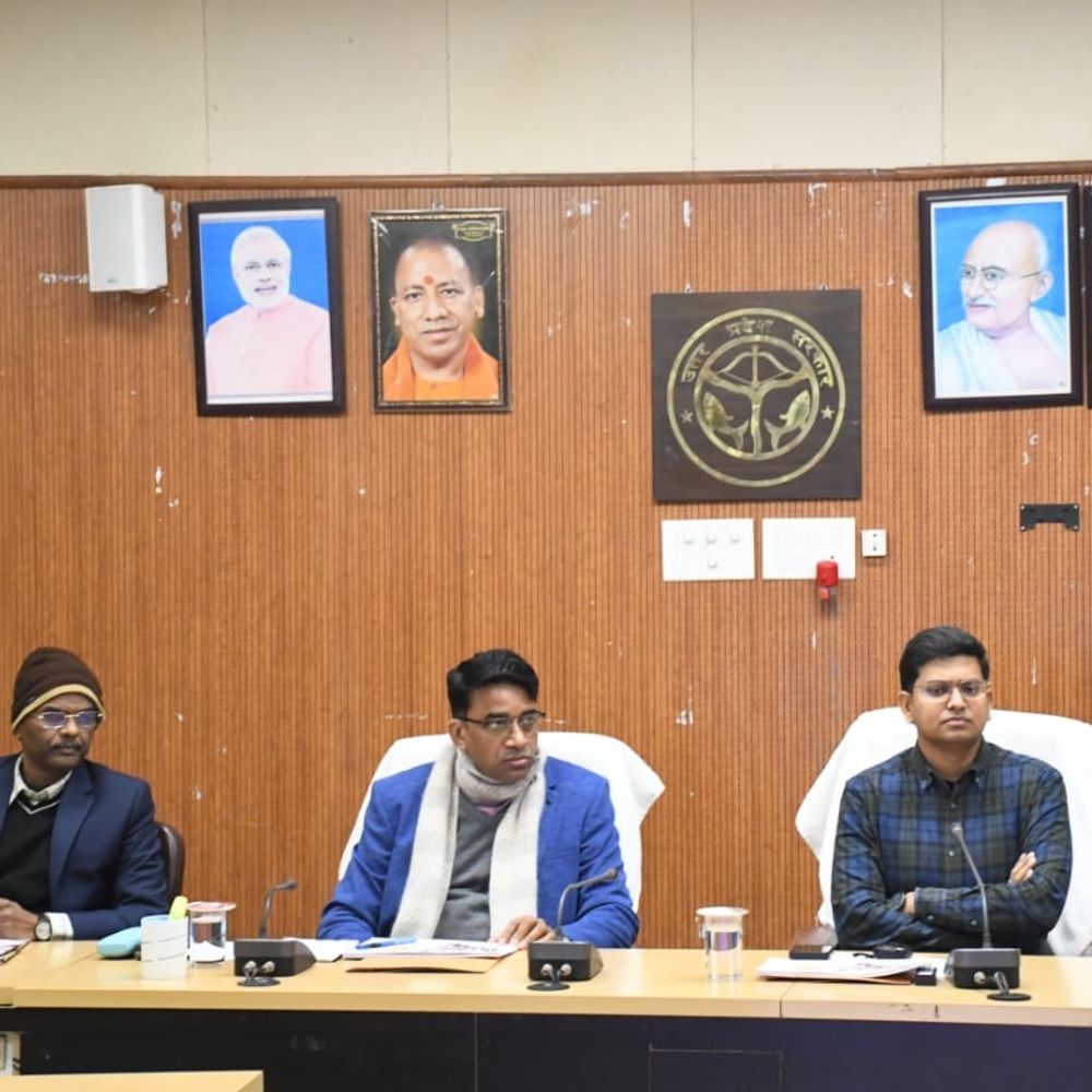 सिद्धार्थनगर कलेक्ट्रेट में शिक्षा विभाग की समीक्षा बैठक:डीएम बोले-ड्रेस पहनकर शत-प्रतिशत उपस्थिति हो सुनिश्चित