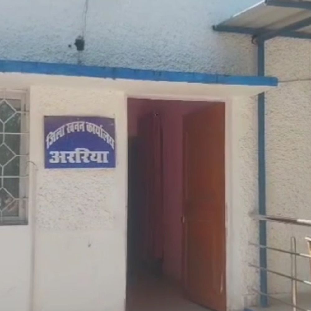 अररिया में अवैध खनन पर एक ट्रैक्टर जब्त:प्रशासन ने 1.23 लाख रुपए का जुर्माना लगाया