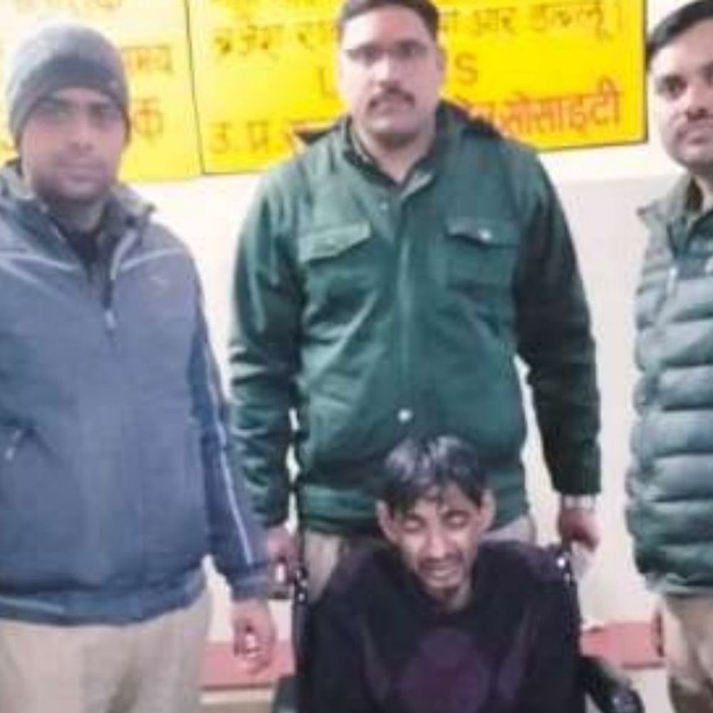 पनकी पुलिस ने 25 हजार के इनामी को दबोचा:चोरी के दौरान मकान मालिक पर हमला कर फरार हो गया था