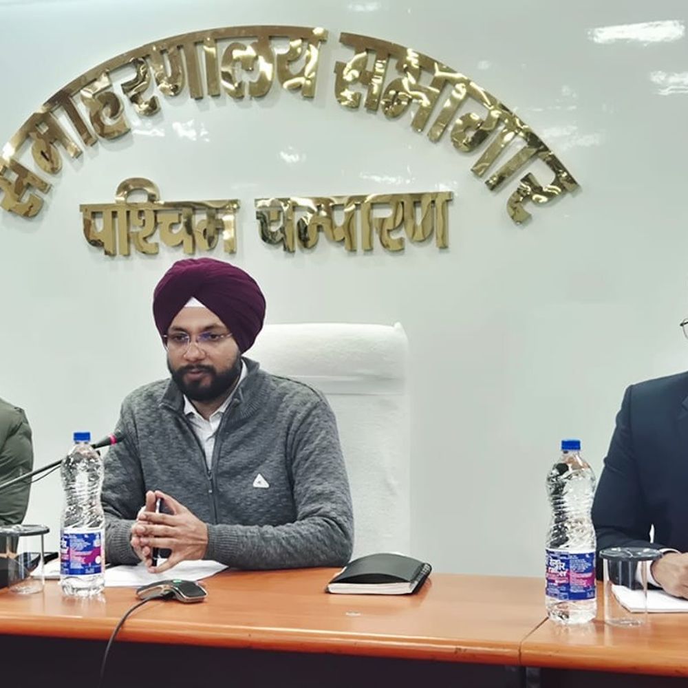 बेतिया में 19 जनवरी से अधिकारी कार्यालयों में अनिवार्य उपस्थित:सोमवार-शुक्रवार को आम लोगों की समस्याओं का त्वरित समाधान